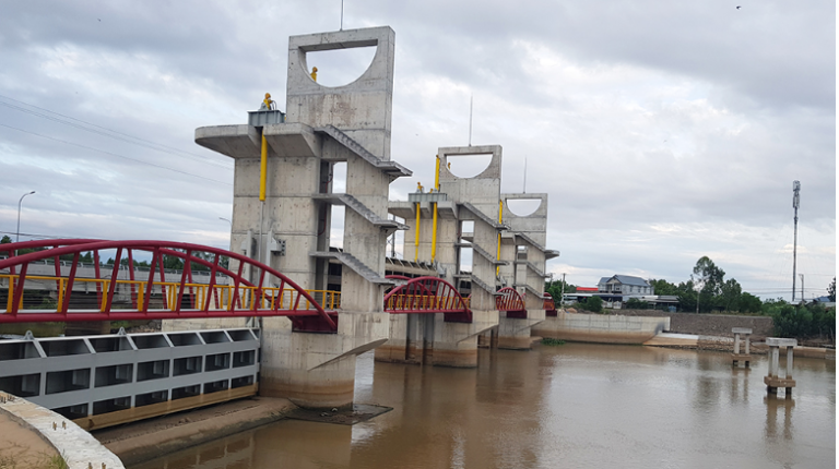 Cống Trà Sư, cống Tha La
